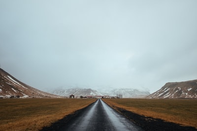 白天在山附近铺设灰色道路